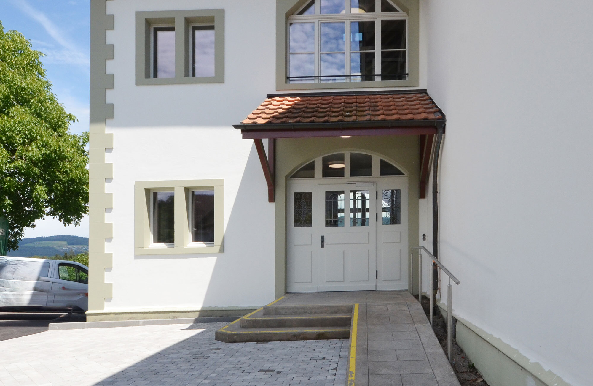 Gestemmte Aussentüre aus Holz