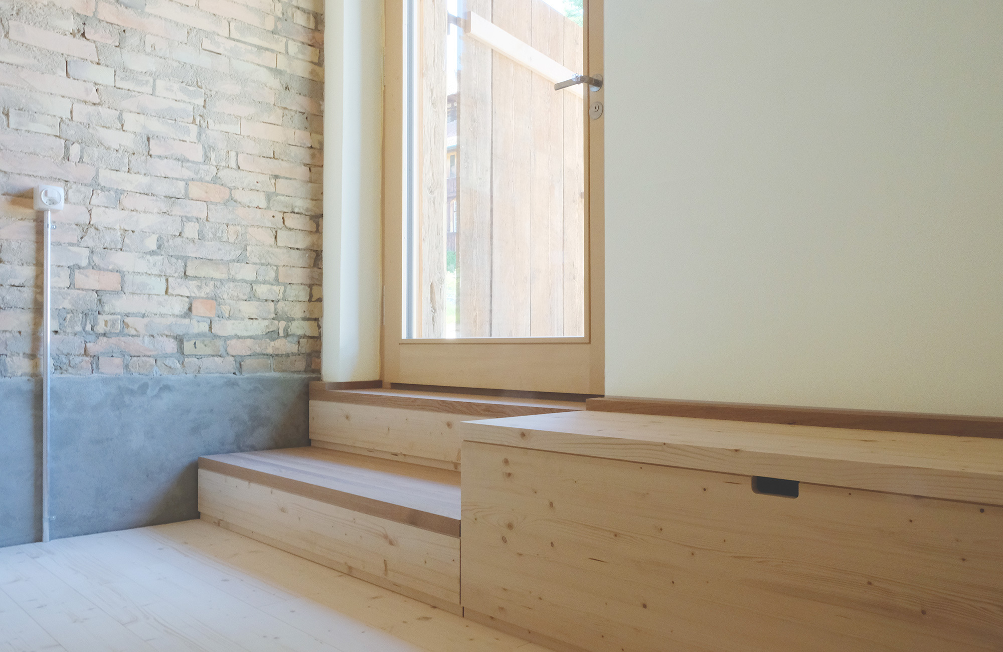 Treppe und Sitzbank mit Stauraum aus Holz