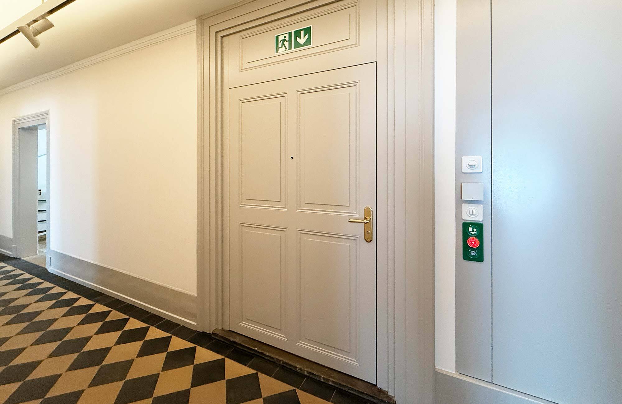 Alte Innentüre mit Zutrittskontrollsystem