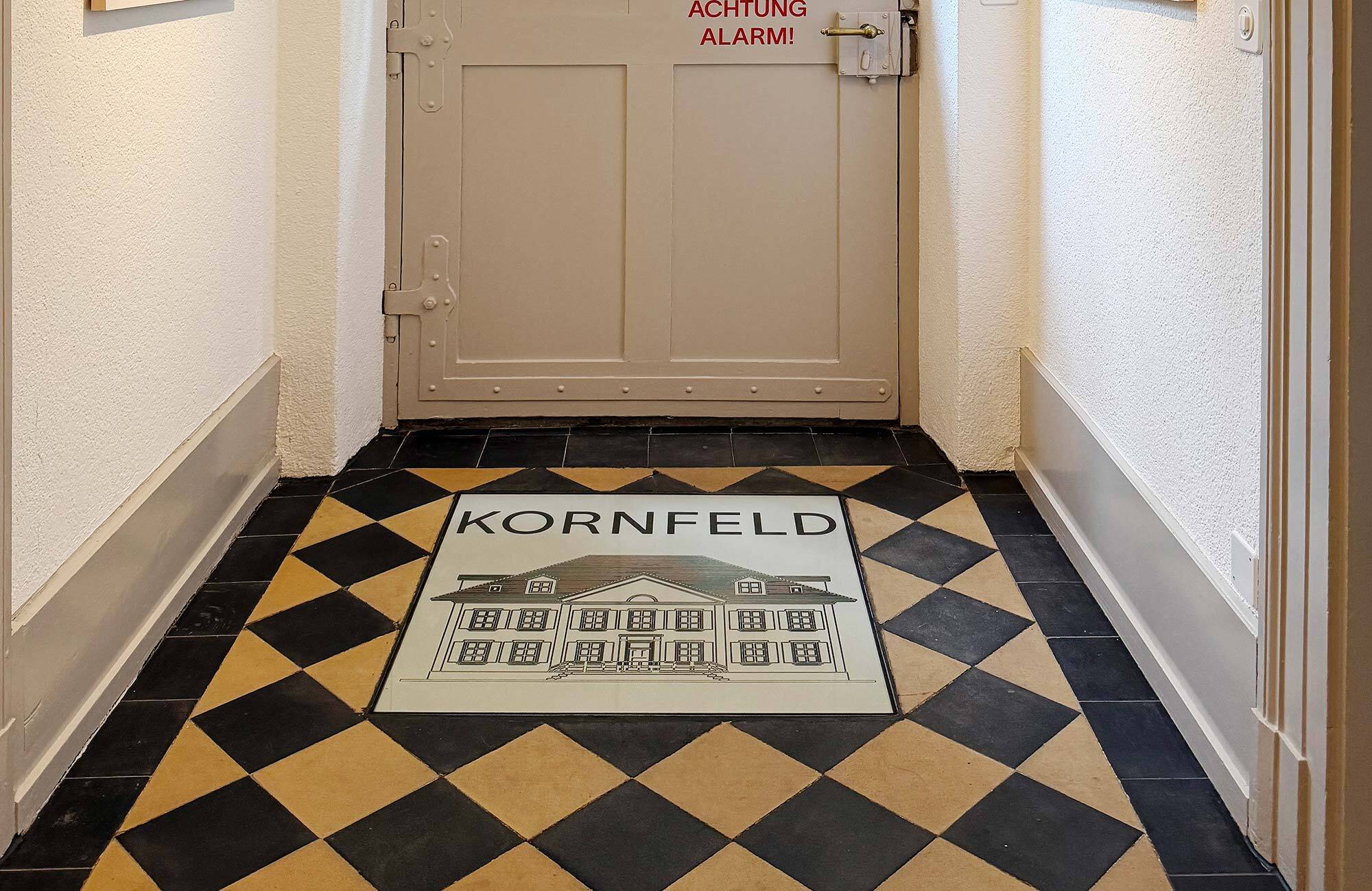 Logo als Dekoelement in bestehender Schmutzschleuse