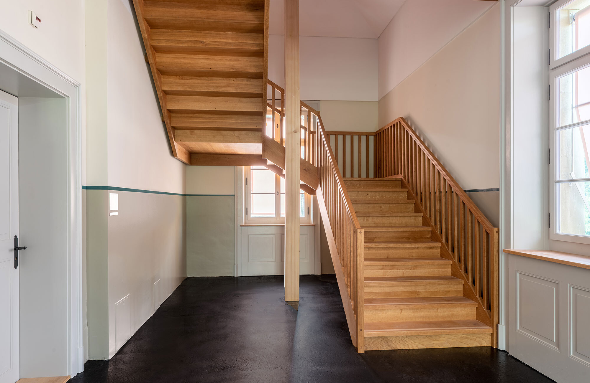 Holztreppe Schulhaus Matte