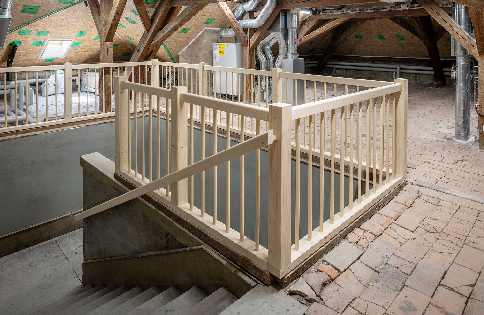 Treppenaufgang Schulhaus mit Treppengeländer