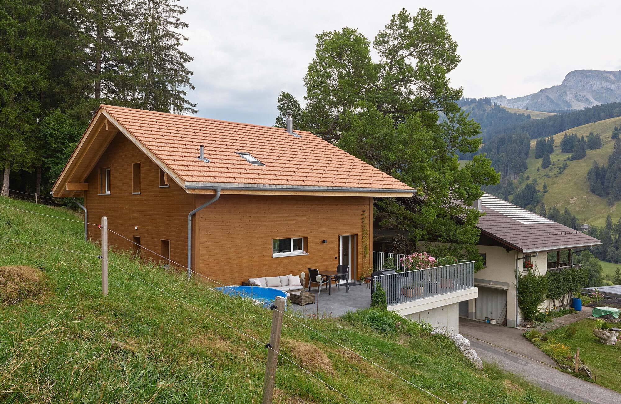 Systemhaus mit Satteldach und Holzfassade