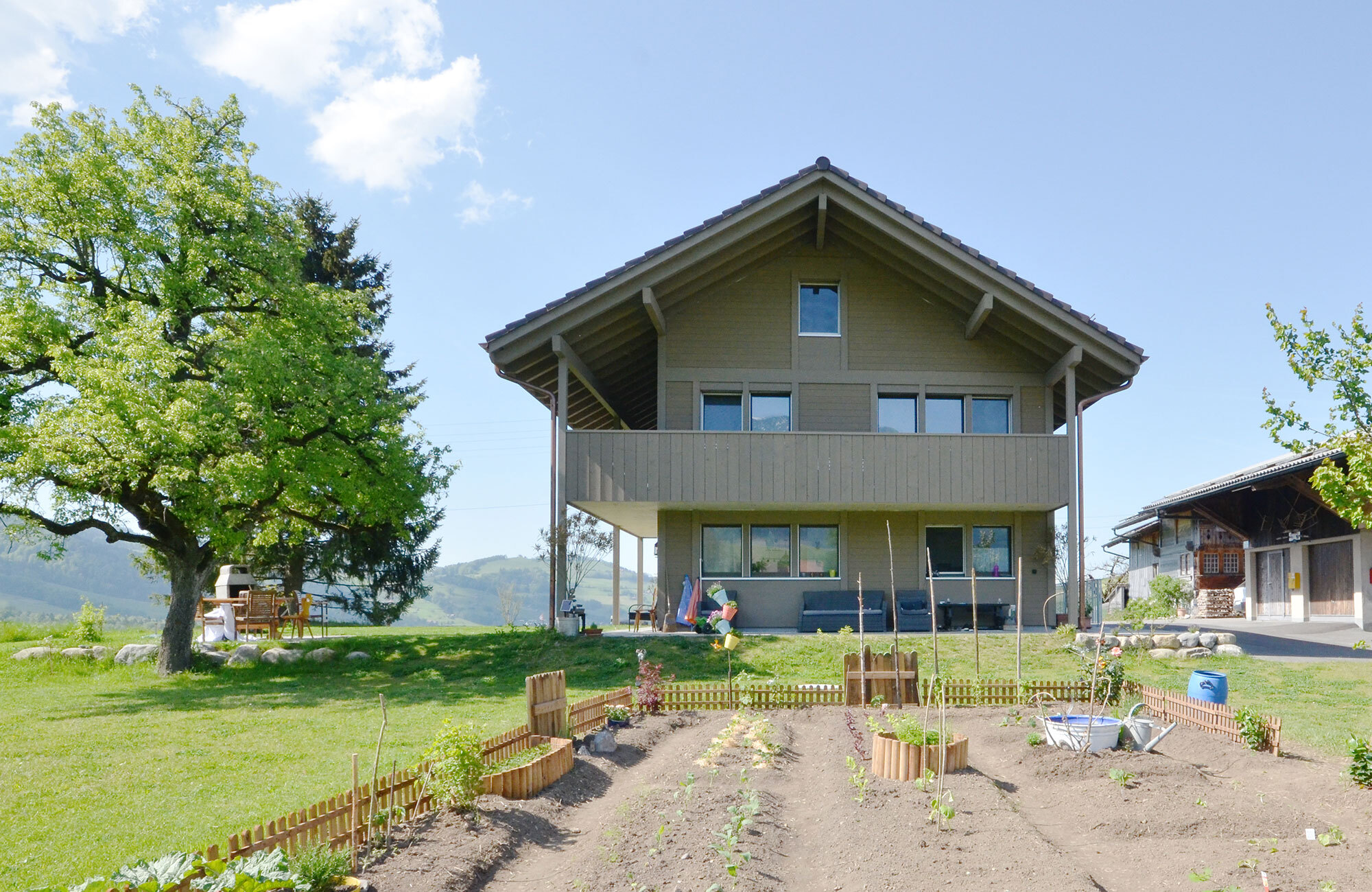 Einfamilienhaus aus Holz mit Balkon
