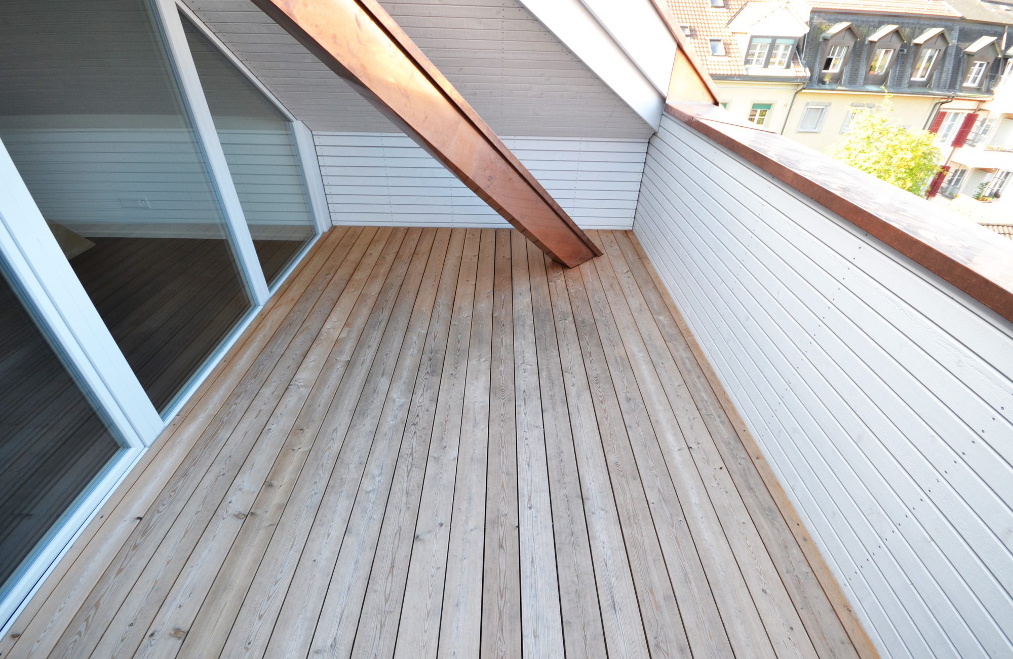 Balkon mit Holzboden