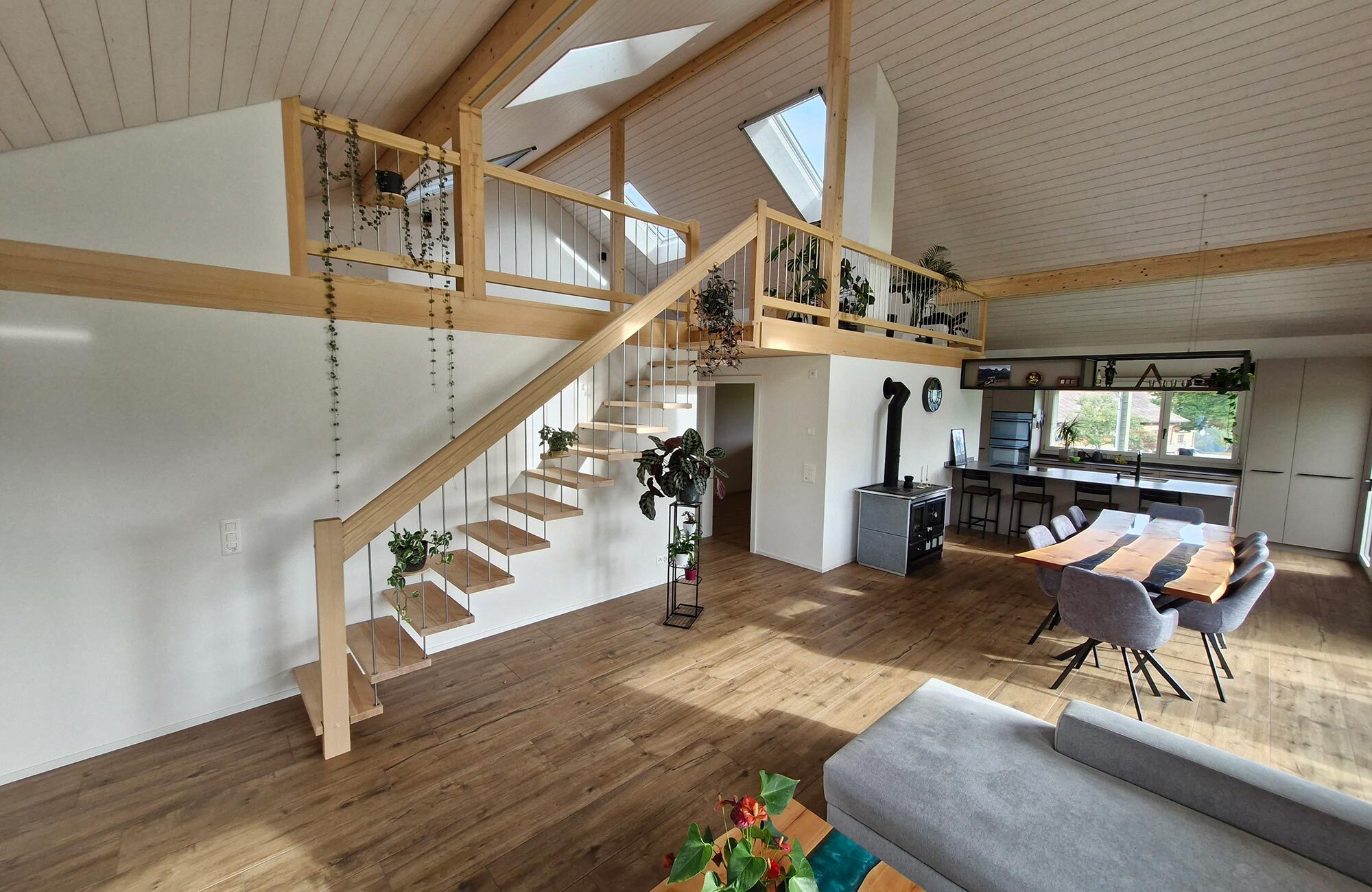 Treppe aus Holz f&uuml;r Galerie